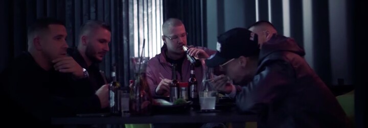 Slipo, Momo, Matej Straka a Čistychov spoločne stolujú vo videoklipe Nuda z producentského albumu Petra Panna
