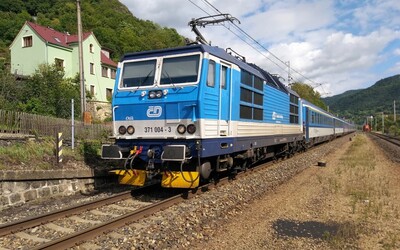 Další vlaková nehoda. Rychlík poškodil výhybku, hasiči museli evakuovat 80 cestujících.