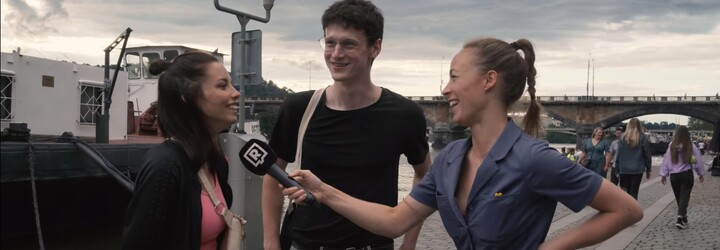 Co znamená PMS, crush nebo maskara? Zeptali jsme se lidí v Praze (Anketa)