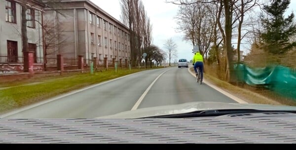 Smí řidič vozidla z výhledu přejíždět podélnou čáru souvislou při předjíždění cyklisty?