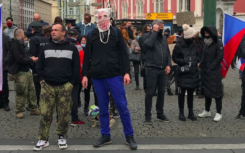 V Praze opět protestovaly stovky lidí. Policie zatkla jednoho člověka.