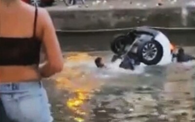 Zkouření Britové způsobili rozruch v Amsterdamu. S autem skončili v kanálu, z vody je vytahovalo 9 lidí.