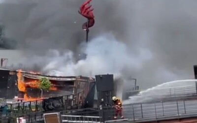 AKTUÁLNE: Na Dunaji horí obľúbený bratislavský podnik Pink Whale. Pri požiari zasahuje množstvo hasičov.