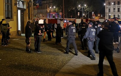 Polícia rozohnala „fetiš párty“, na ktorej bolo 600 ľudí. Nedodržiavali rozostupy.