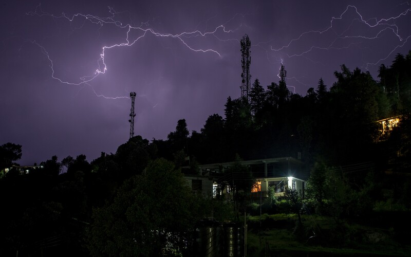Meteorologové zvýšili výstrahu před pátečními bouřkami. Budou silnější, než se čekalo.