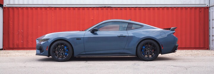 Ford odhalil Mustang 7. generácie. Jeho srdcom je naďalej osemvalec, pribudli však veľké displeje