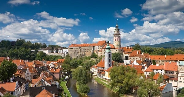 Tato velkolepá stavba není jenom hrad, ale i zámek. Je to druhý největší hradní a zámecký komplex v České republice.  