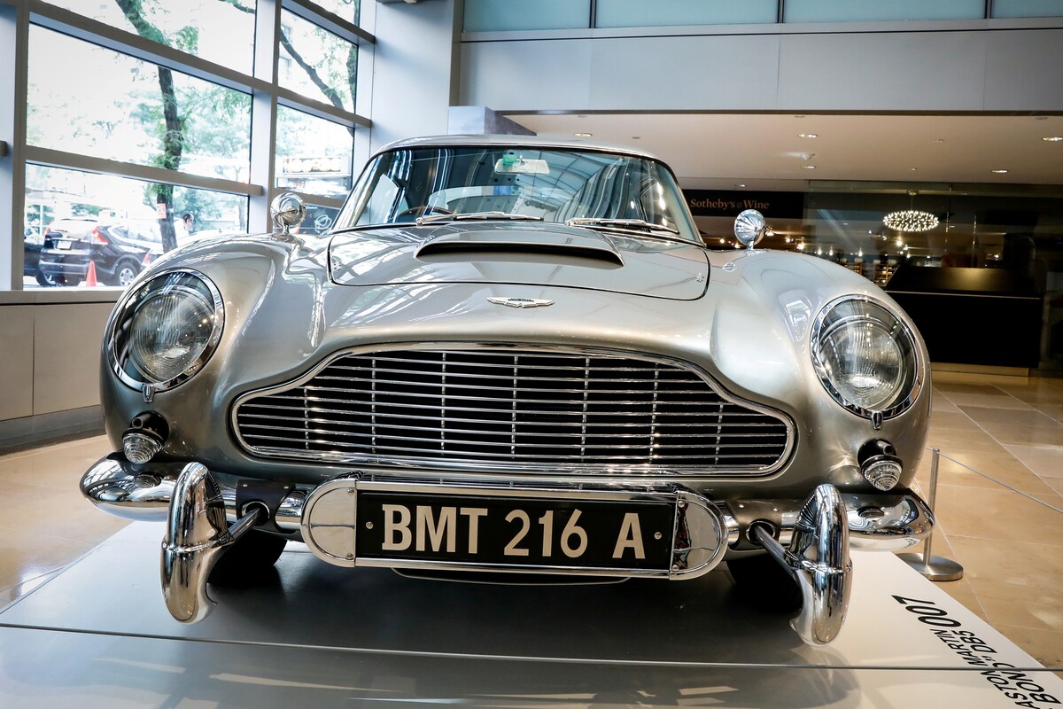 Legendárny Aston Martin DB5, ktorý vo filmoch šoféroval James Bond.