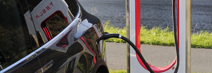 Tesla pracuje na rýchlej nabíjačke pre autá bez živých šoférov. Hi-tech patent odhalil aj externé chladenie