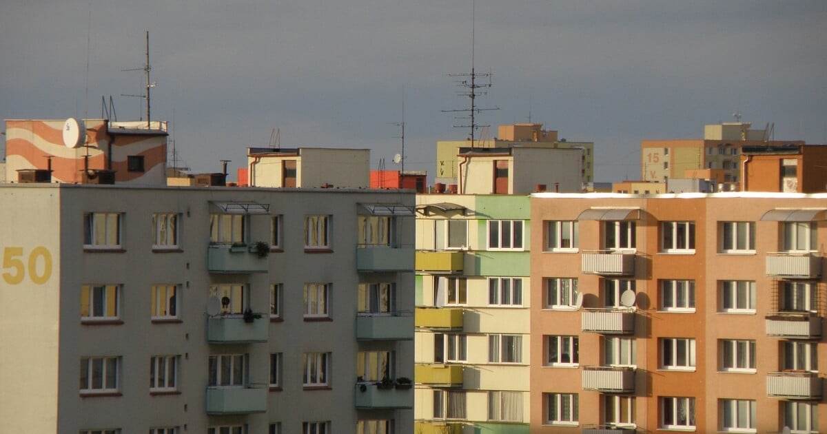 Zázrak v Petrohradu? 18měsíční dítě přežilo pád z 10. patra, kolemjdoucí jej zachytili do kabátu