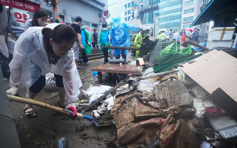 Povodně v Soulu si vyžádaly 13 obětí. Město slíbilo přesunout nejchudší rodiny z podzemních bytů.