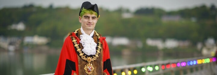 Ve Walesu zvolili prvního nebinárního starostu na světě. Je mu 23 let