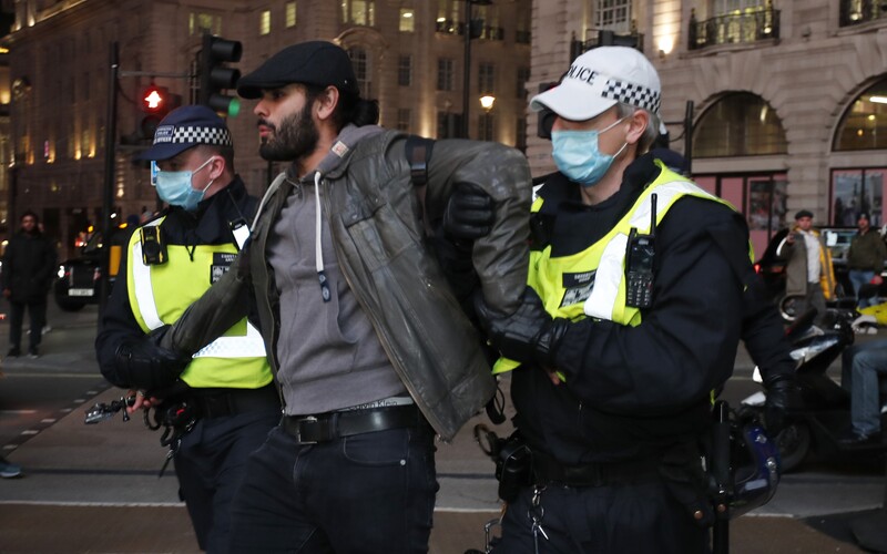 VIDEO: Na protestu proti lockdownu v Londýně zatkli přes 60 osob. Když policie dav rozehnala, začal být agresivní.