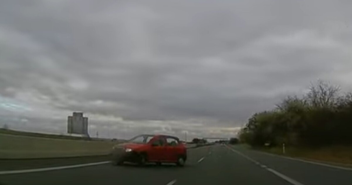 VIDEO: Seniorka se otáčela na dálnici, pro policisty měla bizarní výmluvu. Auta se jí v rychlosti vyhnula o milimetry 