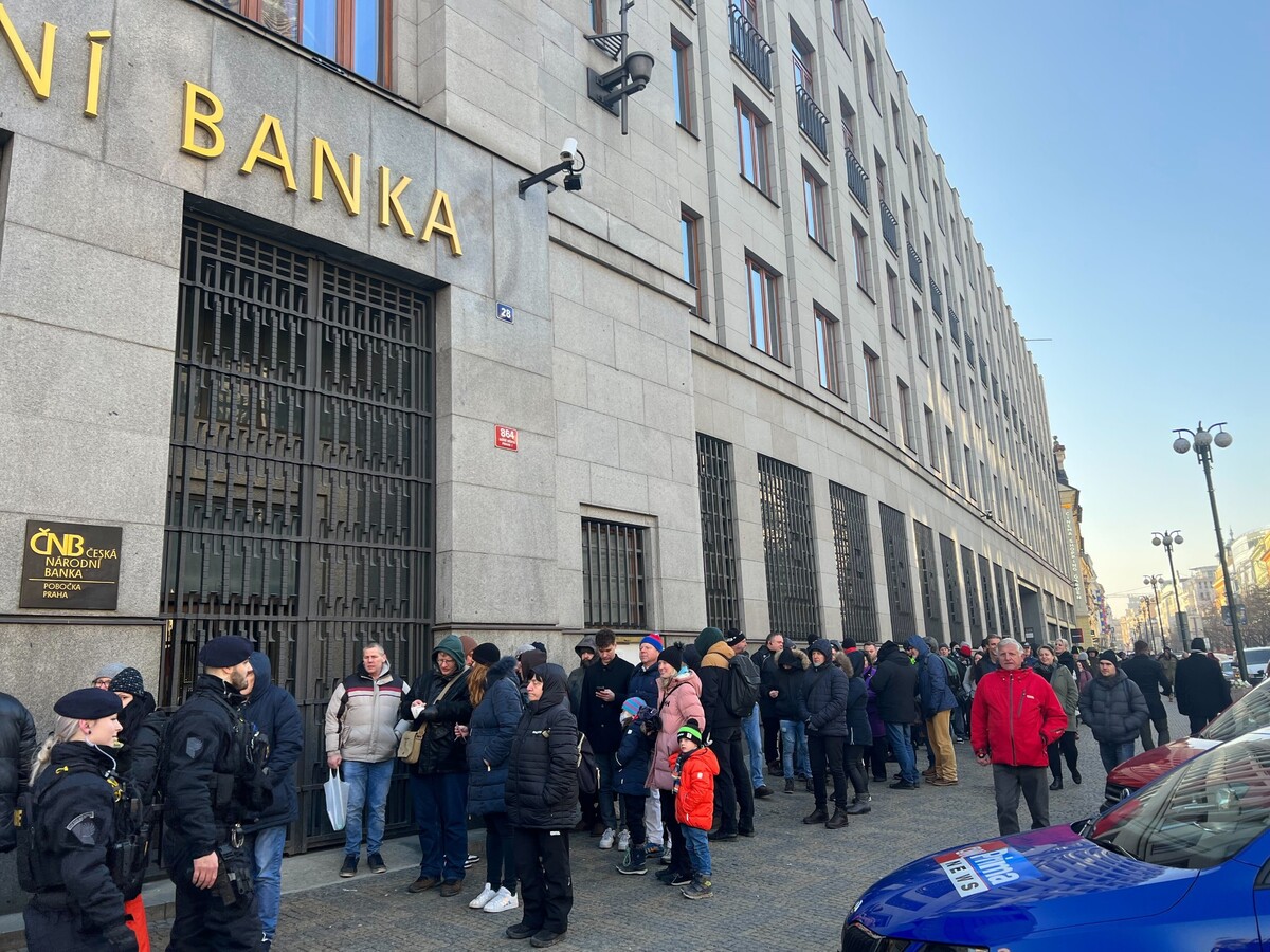 Vchod do České národní banky hlídali členové ostrahy. Ti pouštěli zájemce o bankovku dovnitř postupně, vždy v určitém počtu. Žádné výrazné konflikty nezaznamenali.