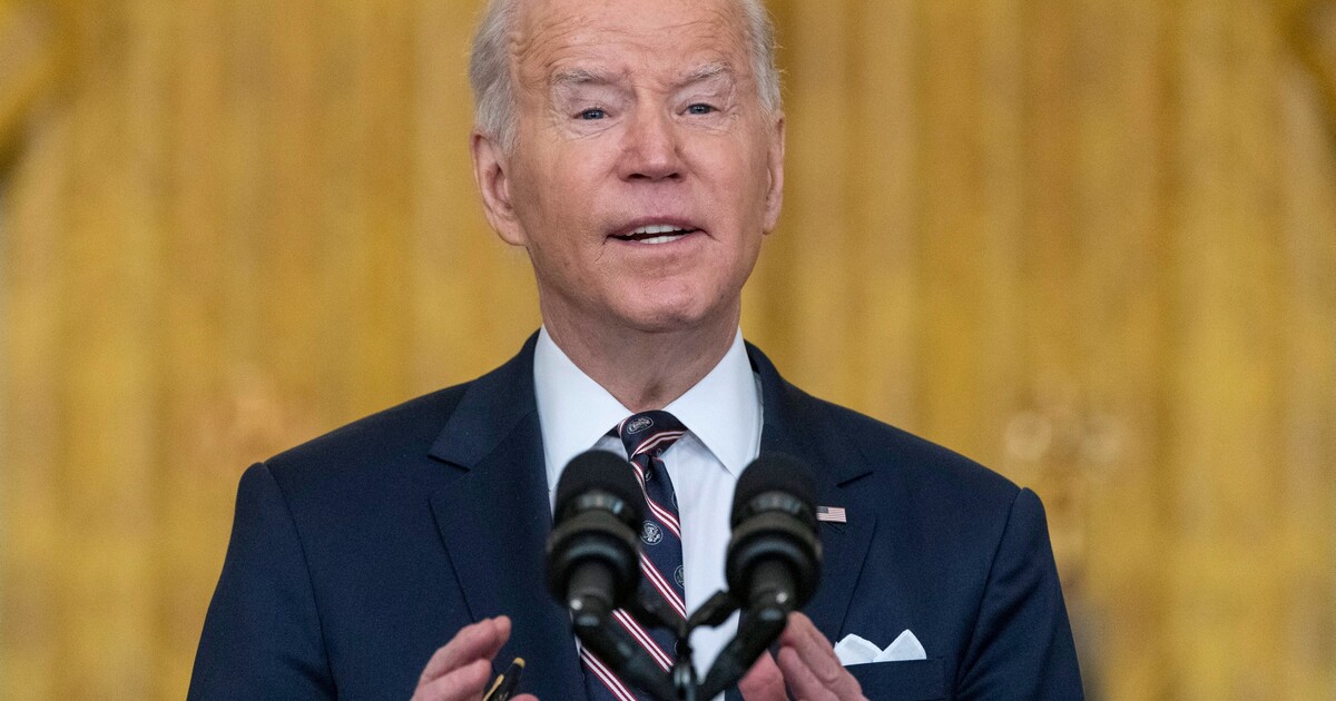 Joe Biden měl na konferenci tahák. Znal dopředu otázku jedné z novinářek, co ho prozradilo?