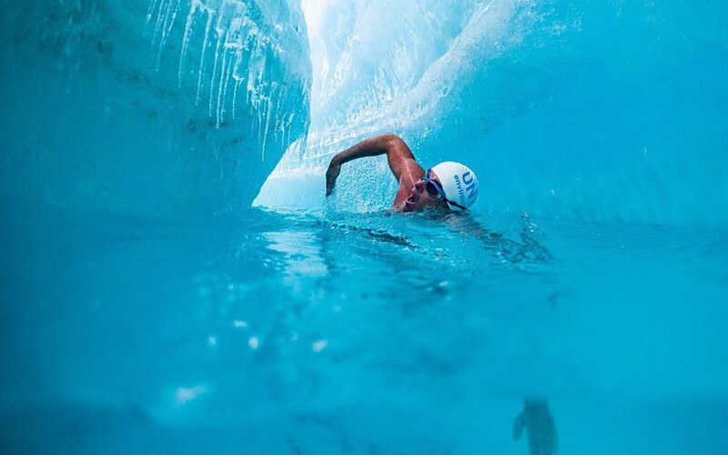 Britský plavec jako první na světě podplaval tající ledovec, chtěl tím upozornit na klimatické změny.