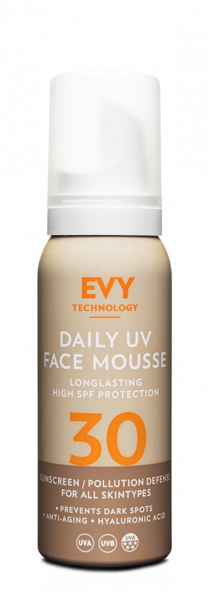 EVY Daily UV Face Mousse SPF 30: Hydratačný krém so slnečnou ochranou, ktorá vydrží až šesť hodín. Hodí sa aj na zimu, hlavne v prípade, že ideš na lyžovačku alebo dovolenku. Výborne chráni pred predčasným starnutím, a keďže obsahuje vitamíny C a E, kyselinu hyalurónovú a kolagén, poslúži aj namiesto hydratačného krému.  Miesto 26,90 € zaplatíš 21,52  €.