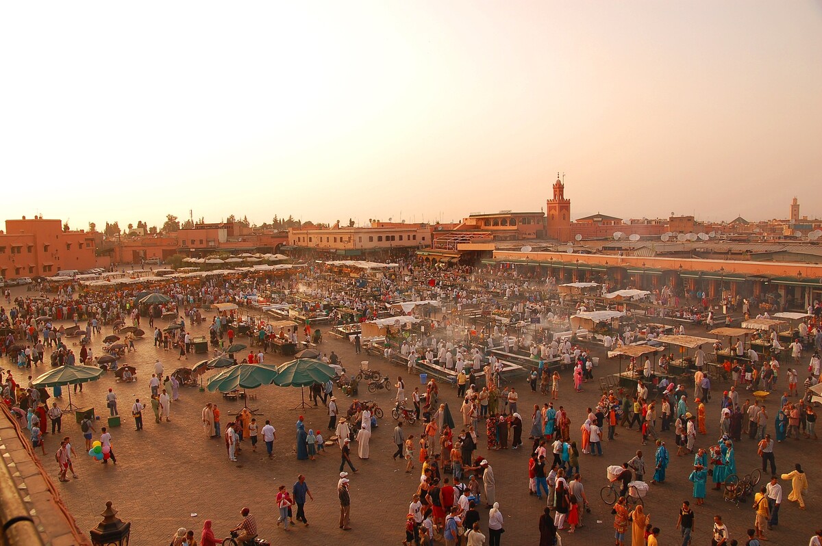 Náměstí Djemaa El Fna v Marrákeši. 