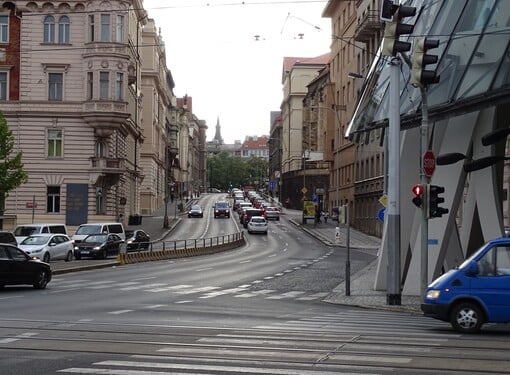 Tato ulice spojuje&nbsp;Jiráskovo náměstí&nbsp;a&nbsp;Karlovo náměstí. Jak se jmenuje?