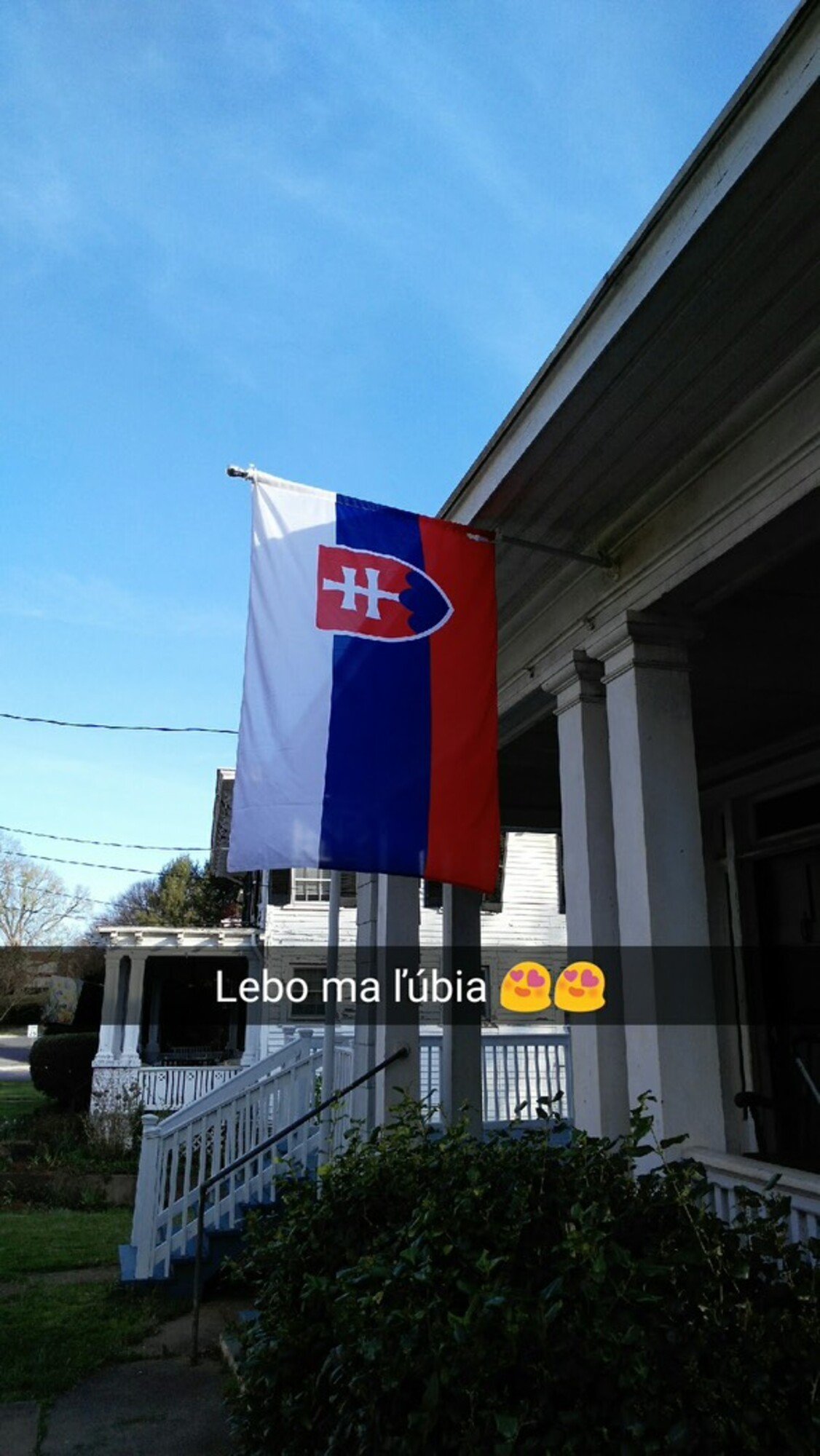 Náhradná rodina si dala na svoj dom slovenskú vlajku, pretože z nich Viki žila.