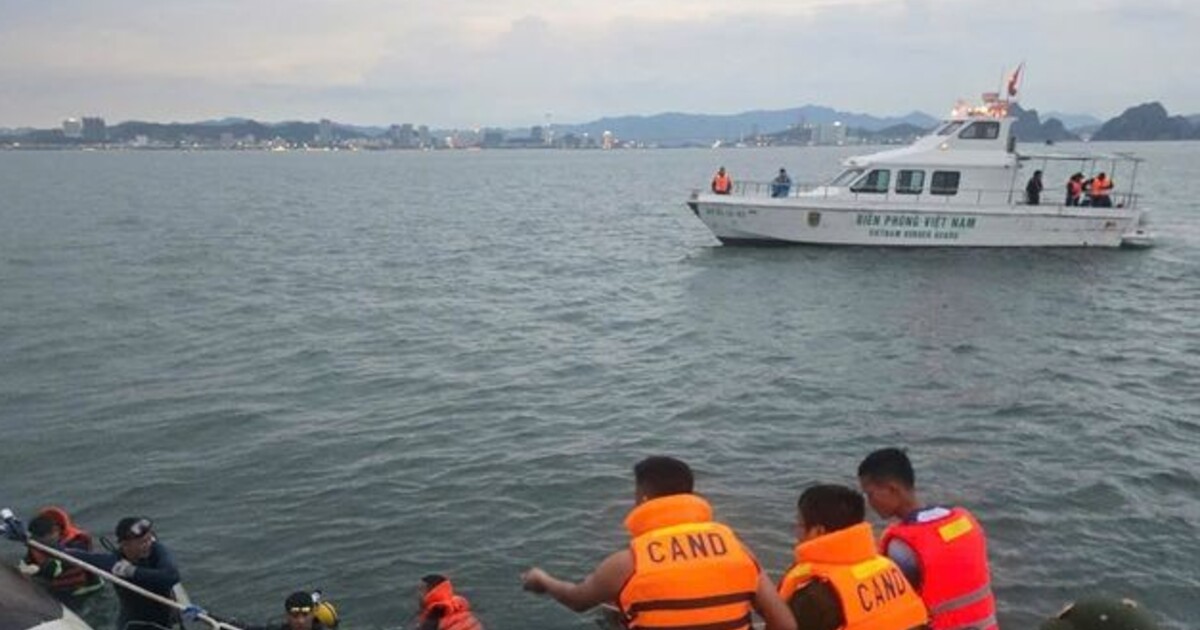 Ve Vietnamu se převrátila loď plná turistů. Z vody vytáhli 34 těl