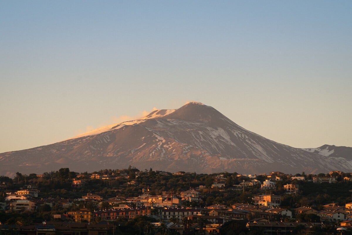 Etna je najvyššou sopkou v Európe. 
