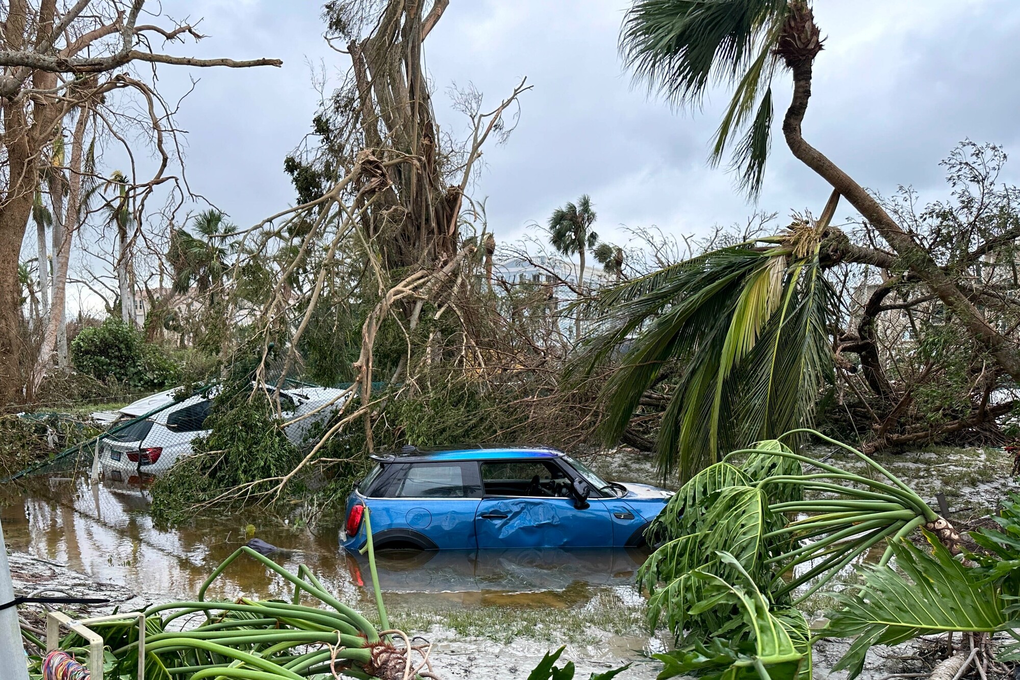 Potopené autá a trosky vo vode v Sanibel Island na Floride po tom, ako sa oblasťou prehnal hurikán Ian. Počet obetí ničivého hurikánu Ian v Spojených štátoch stúpol na najmenej 80. (3. október 2022)