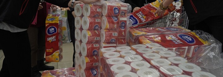 Ozbrojení zloději ukradli v Hongkongu stovky rolí toaletního papíru. Může za to panika z viru SARS-CoV-2
