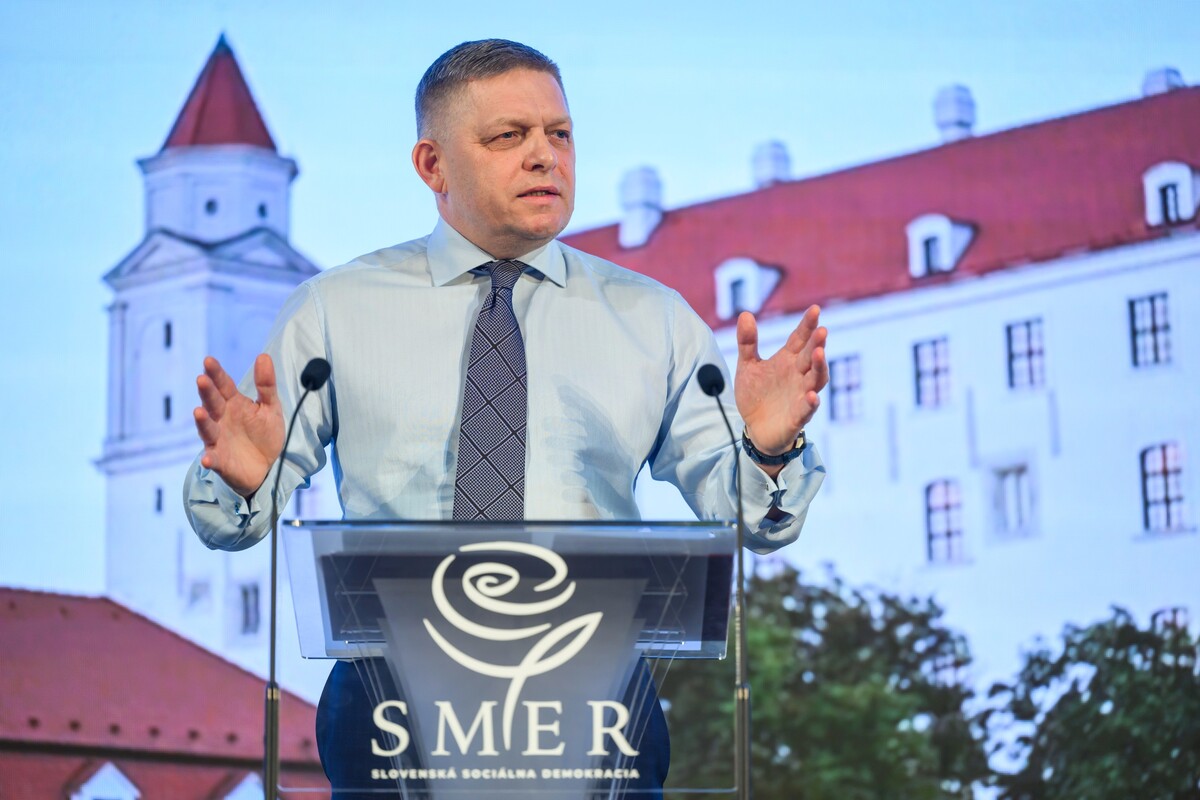 Na snímke predseda Smer-SD Robert Fico hovorí počas snemu strany Smer-SD v piatok 17. novembra 2023 v Bratislave.
