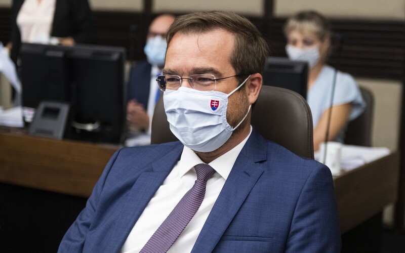 Minister zdravotníctva Krajčí: Navrhneme zaradiť Rakúsko a Maďarsko na zoznam červených krajín. Po návrate budeš musieť mať negatívny test alebo ísť do karantény.