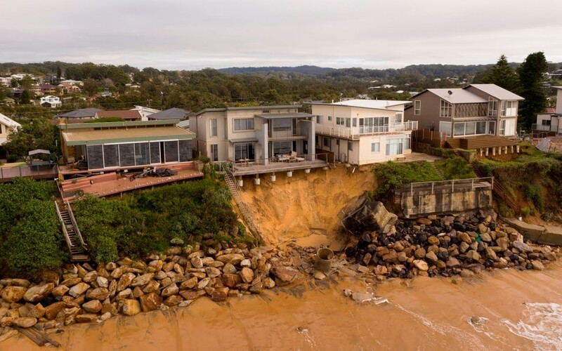 Milionové luxusní domy na pobřeží Austrálie mohou skončit v oceánu. Silné bouřky podemlely útes, na kterém stojí.