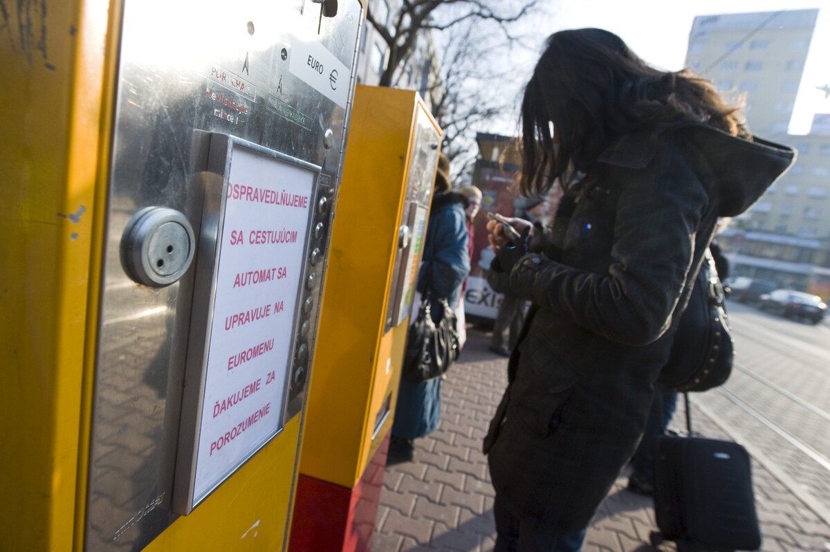 Ilustračné foto: automat na predaj MHD lístkov. 