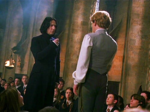 Akým kúzlom Severus Snape v druhej časti porazí Gilderoya Lockharta?