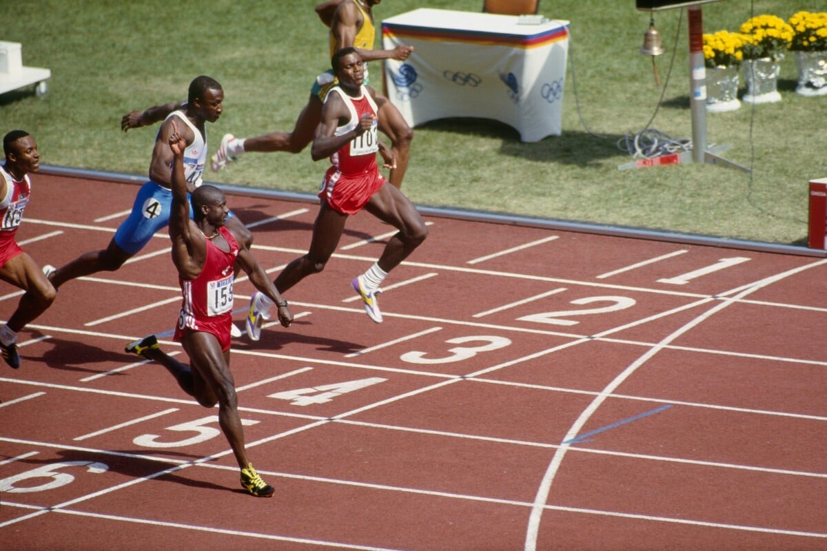 Fotografie, která v roce 1988 obletěla svět. Vítěz olympijského závodu na sto metrů Ben Johnson zvedá ruku k nebi, zatímco jeho rival Carl Lewis dobíhá druhý. 