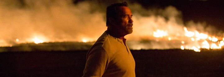 Arnold Schwarzenegger ochraňuje svoju dcéru premieňajúcu sa na zombieho v prvom klipe pre Maggie