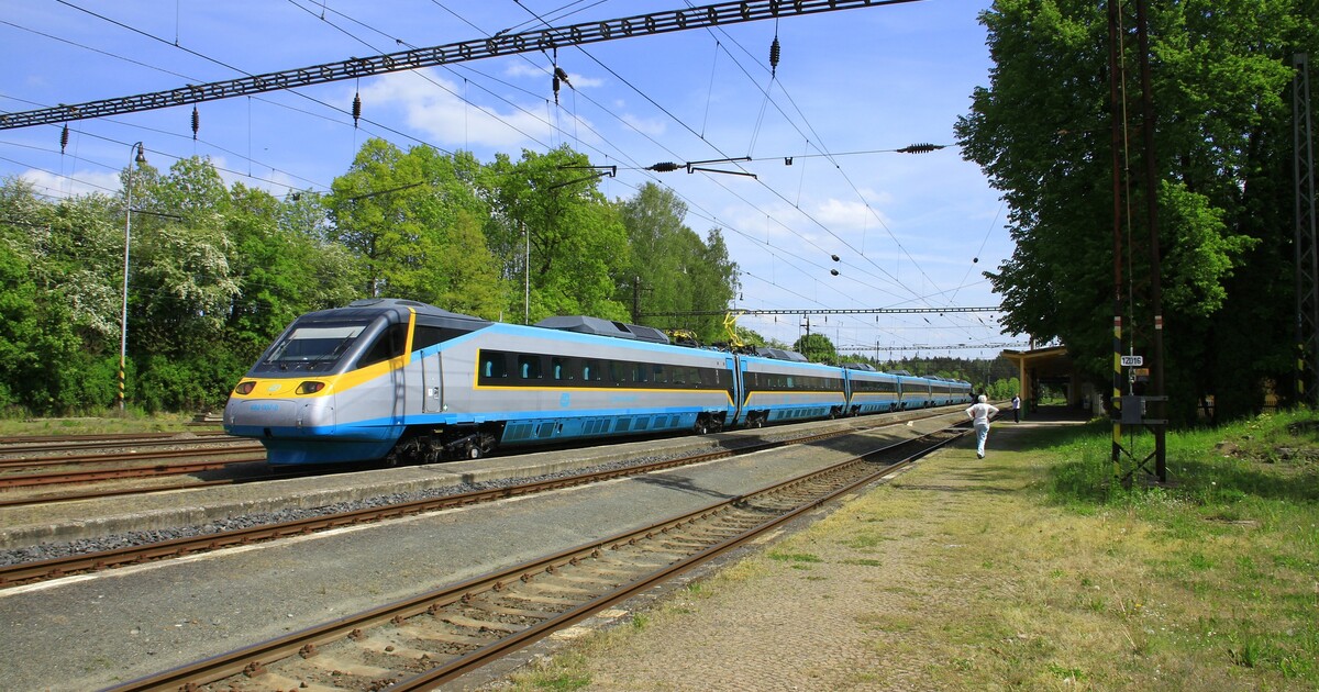 Nákladní vlak na Ústecku vjel do cesty rychlíku. Soupravy zastavily 15 metrů od sebe