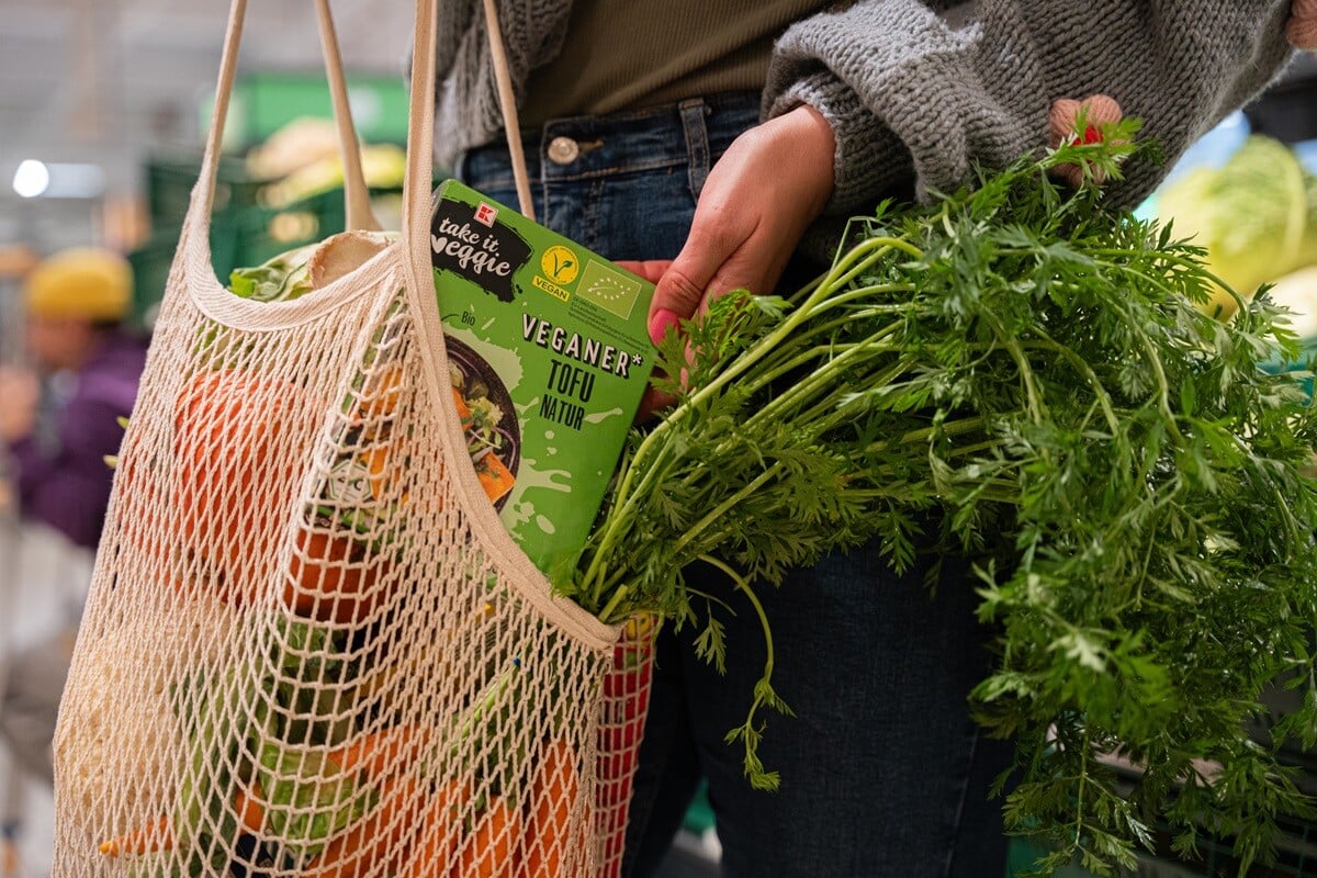 Vegánov a vegetariánov podporuje aj Kaufland, celý rok im prináša množstvo veggie výrobkov.