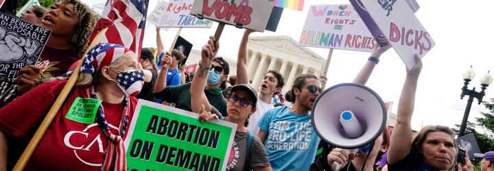 VIDEO: Policie v USA tvrdě zasahuje proti pro-choice protestujícím. V Los Angeles zakročili i proti novinářům