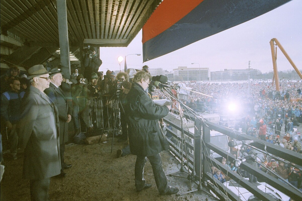 Václav Havel mal na sebe zelenú parku počas prejavu 25. 11. 1989. 