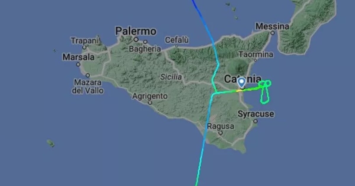 FOTO: Naštvaný pilot nakreslil letadlem na oblohu penis