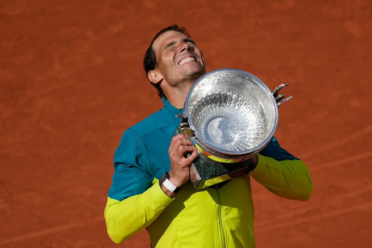 U tenisu ještě zůstaneme. Zatímco Federer se s kariérou letos rozloučil, jeho rival (ale zároveň přítel) Rafael Nadal přepsal historii. Na Australian Open zvítězil a získal svůj 21. grandslamový titul, čímž se osamostatnil v čele před Novakem Djokovičem a Rogerem Federerem. Španěl triumfoval i na Roland Garros a v žebříčku aktuálně se 22 trofejemi vede. 