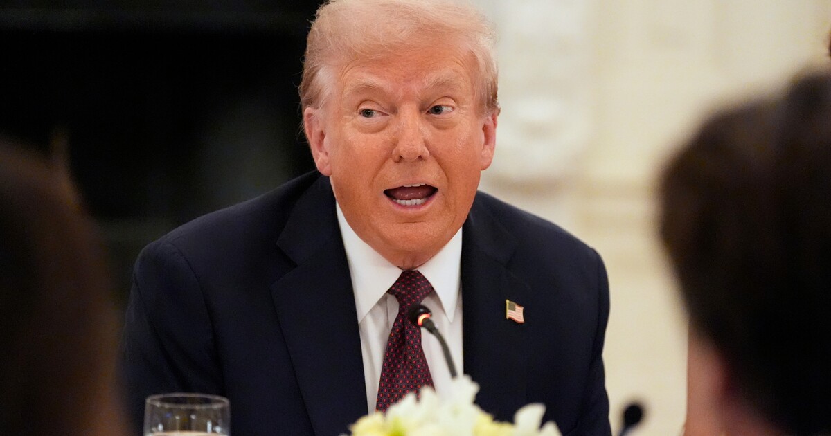 Trump přejmenoval Pentagon na ministerstvo války. Podepsal oficiální dekret