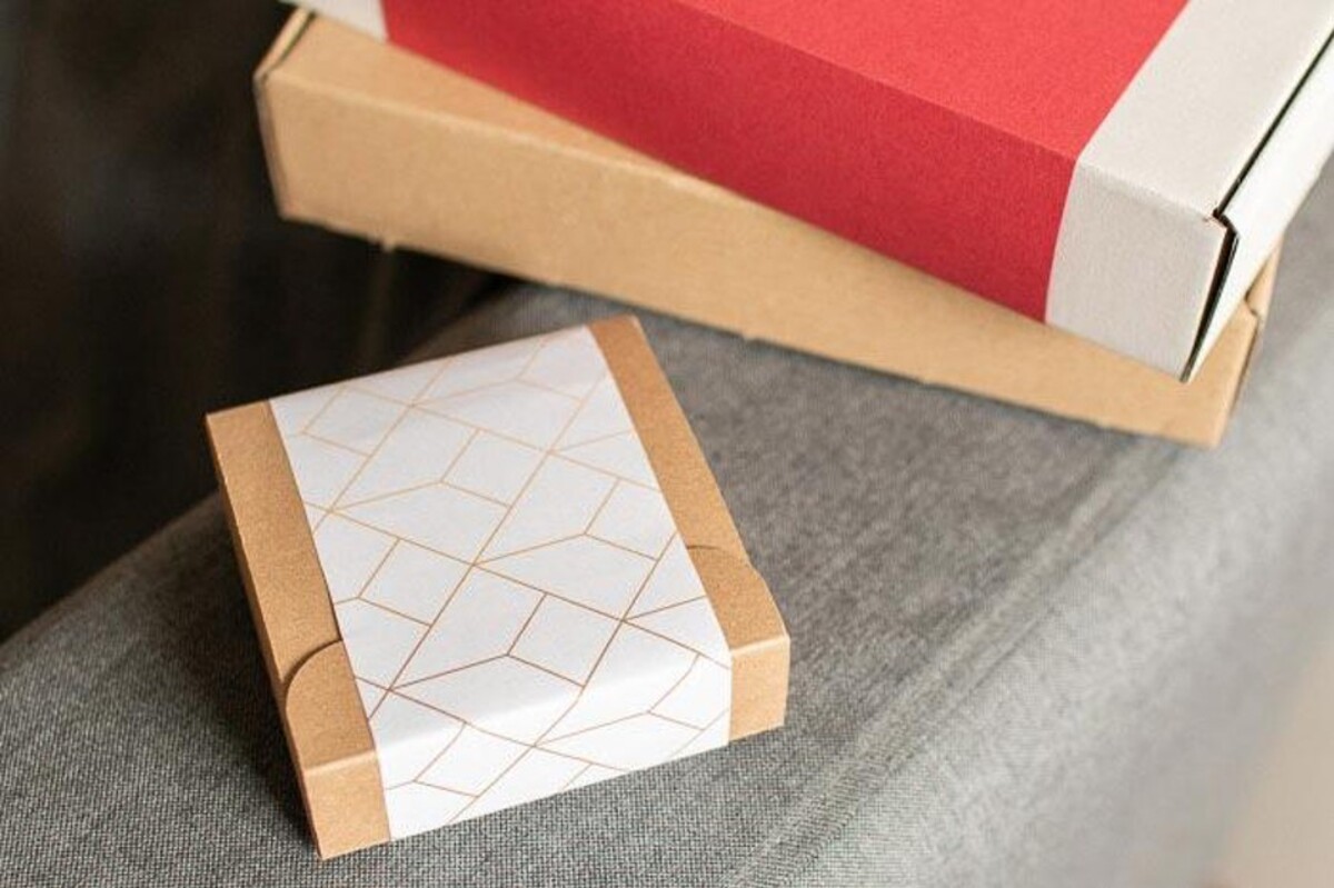 Malá dárková krabička a papírový přebal je kombinace, která zaručeně zaujme. 