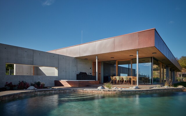 Český rodinný dom pripomína vilu ako z Beverly Hills. Sleduj modernú drevostavbu s bazénom vo vinárskej oblasti na Morave