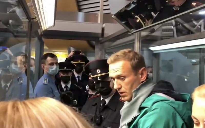 Navalný se vrátil do Ruska. Otráveného kritika Putina zatkli hned na letišti.