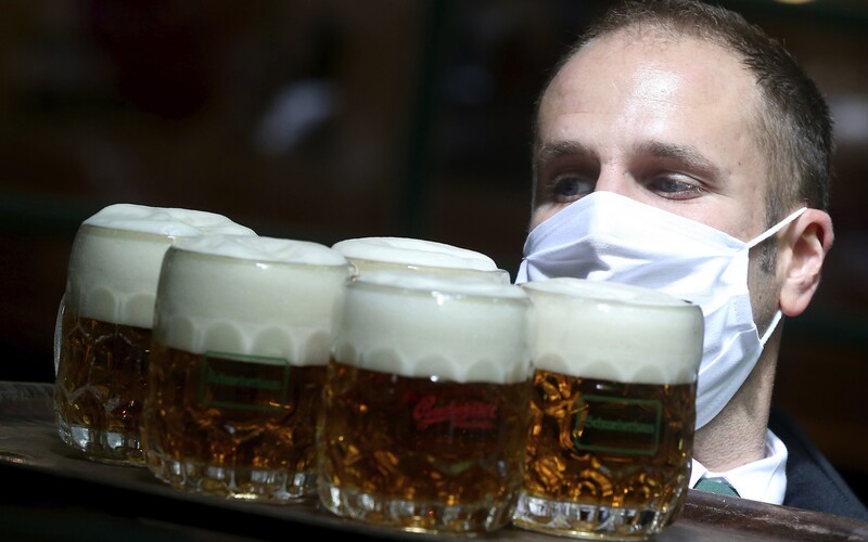 Univerzita Karlova bude mít vlastní pivo. Matfyzáci budou chodit na πvO.