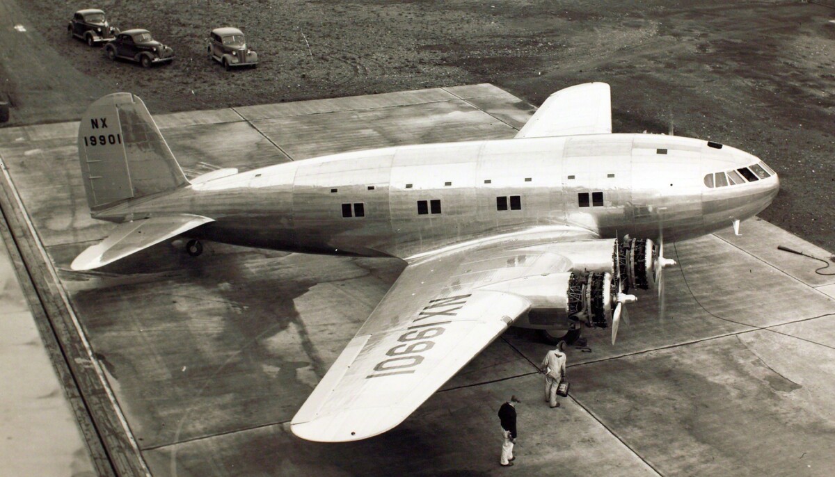 Boeing 307, prvé lietadlo s kabínou pod tlakom, ktoré umožnilo lietadlu cestovať vo väčšej nadmorskej výške.