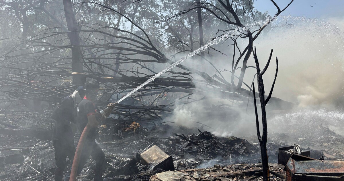 AKTUÁLNĚ: Při leteckém neštěstí v Indii zahynulo více než 200 lidí. Boeing spadl do obytné čtvrti