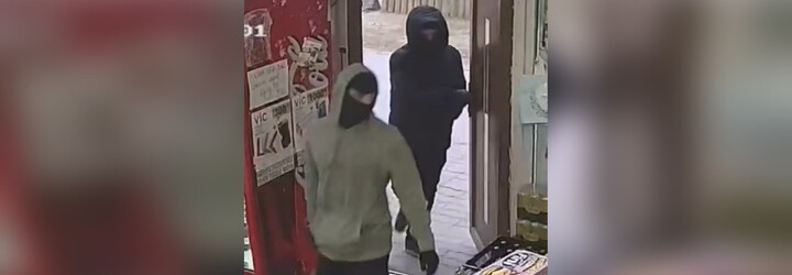 VIDEO: Statečná prodavačka v Brně vyhnala z obchodu ozbrojené lupiče